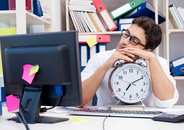 Geschäftsmann arbeitet im Büro mit Stapeln von Büchern und Papieren — Stockfoto