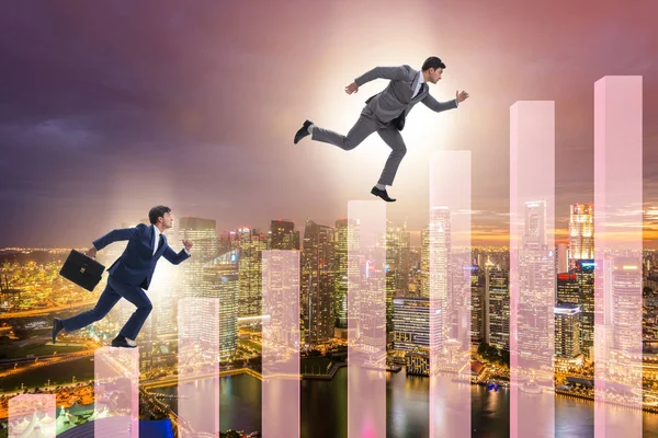 Hombre de negocios escalando gráficos de barras en concepto de crecimiento — Foto de Stock