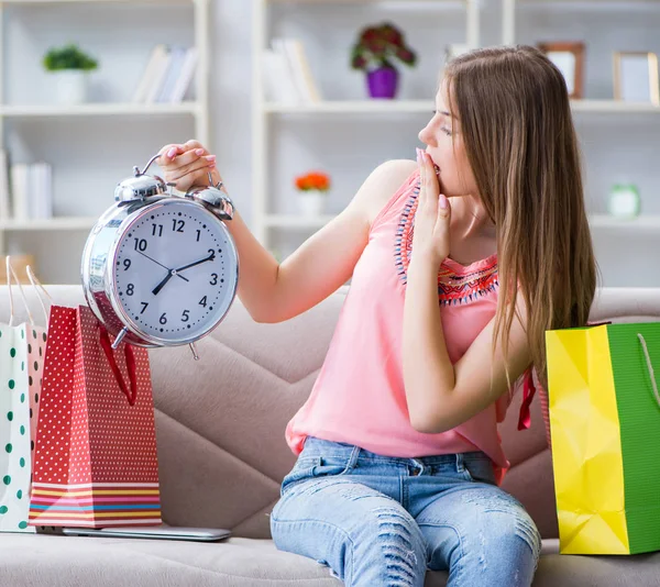 Fiatal nő bevásárló táskák otthon kanapén — Stock Fotó