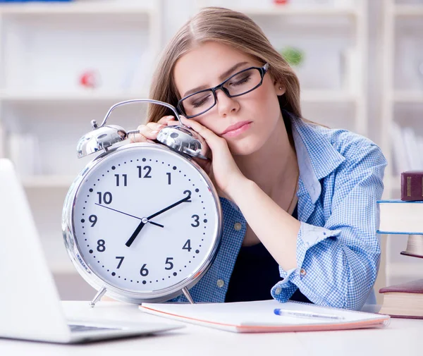 Joven adolescente estudiante preparándose para los exámenes en casa — Foto de Stock