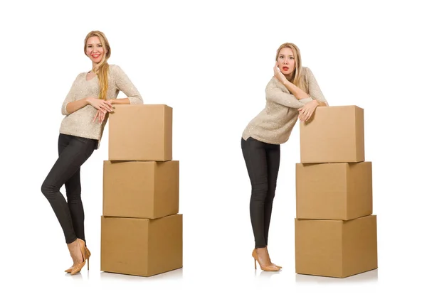 Kobieta z pudełkami przenoszącymi się do nowego domu odizolowana na biało — Zdjęcie stockowe