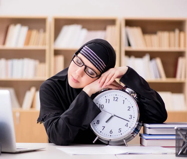 Menina muçulmana no hijab estudando se preparando para exames — Fotografia de Stock