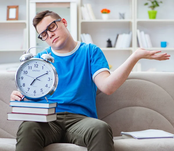 Jovem estudante se preparando para exames estudando em casa em um sofá — Fotografia de Stock