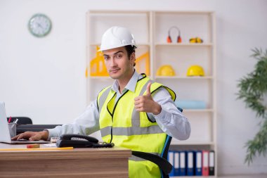 Ofiste çalışan genç erkek mimar.