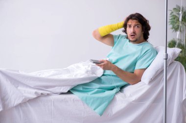 Genç adam nakil konseptiyle hastanede kalıyor.