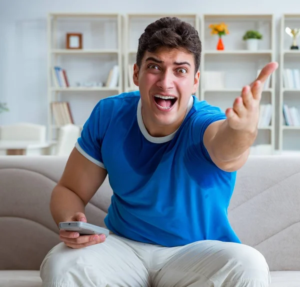 Hombre sudando excesivamente oliendo mal en casa — Foto de Stock