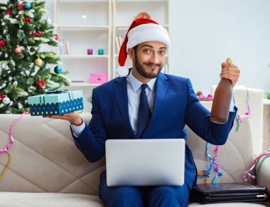 Noel 'de evde çalışan bir iş adamı.