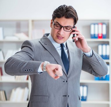 Ofiste çalışan genç bir işadamı.