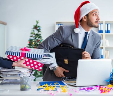 Genç işadamı Noel 'i ofiste kutluyor.