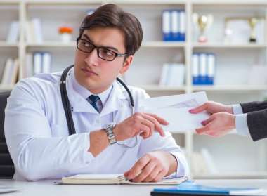 Sağlık sigortası dolandırıcılığı konseptinde genç doktor