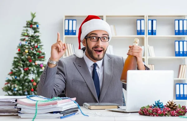 Jovem empresário comemorando o Natal no escritório — Fotografia de Stock