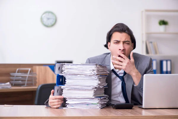 Giovane dipendente maschio infelice con il lavoro eccessivo — Foto Stock