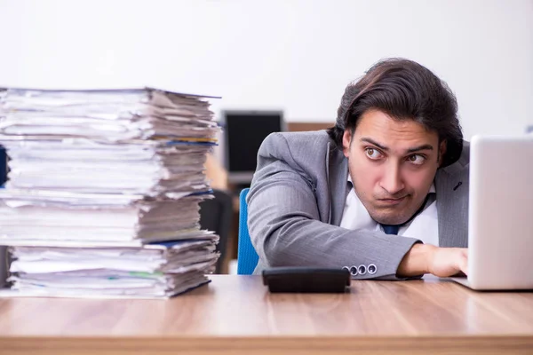 Jonge mannelijke werknemer ongelukkig met overmatig werk — Stockfoto