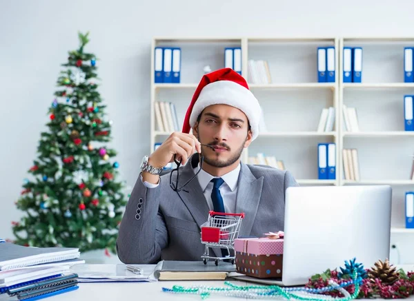 Jovem empresário comemorando o Natal no escritório — Fotografia de Stock