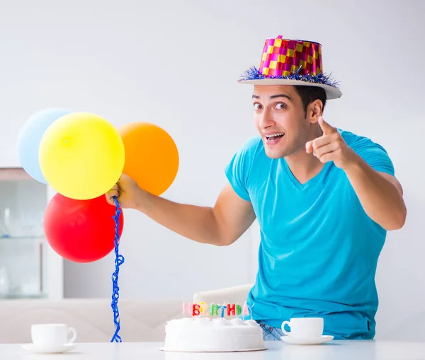 年轻人在家里一个人庆祝生日 — 图库照片