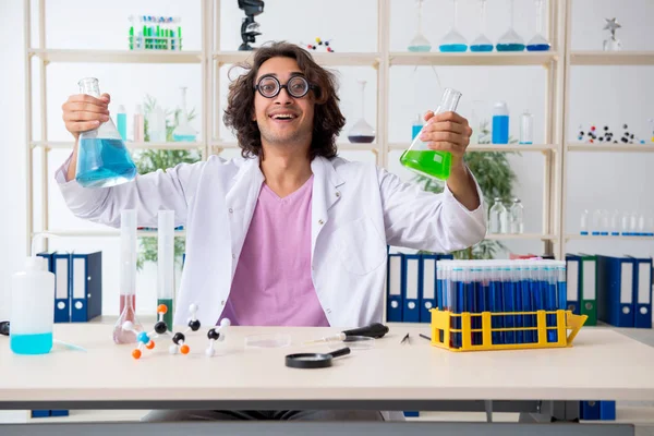 Químico masculino engraçado trabalhando no laboratório — Fotografia de Stock