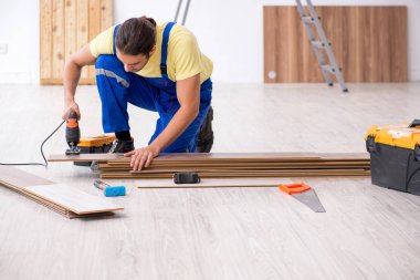 İçeride çalışan genç bir erkek müteahhit.