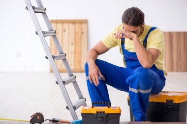 İçeride çalışan genç bir erkek müteahhit.