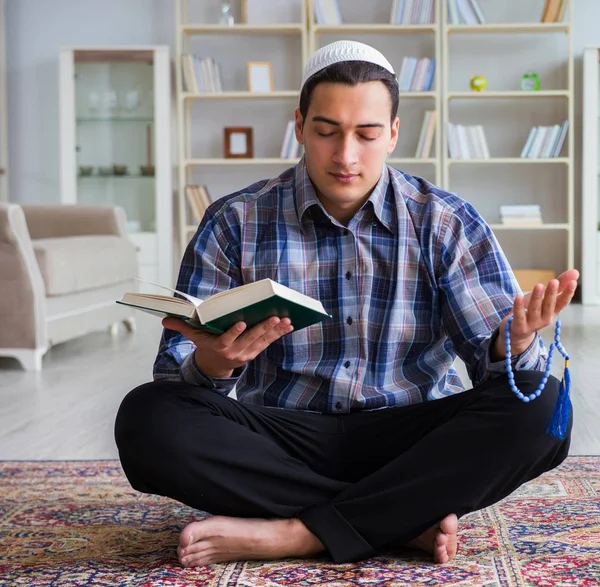 年轻的穆斯林男子在家里祈祷 — 图库照片