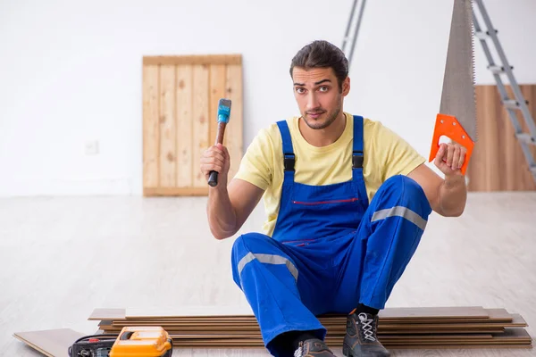 Junger männlicher Bauunternehmer arbeitet in Innenräumen — Stockfoto