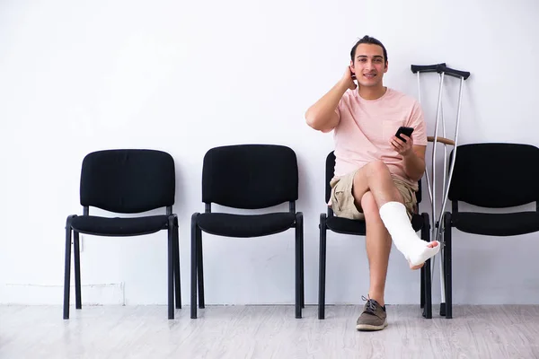 Junger Verletzter wartet in Krankenhausflur auf seine Umdrehung — Stockfoto