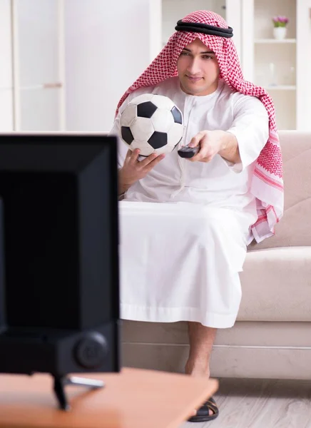 Árabe hombre viendo la televisión en casa — Foto de Stock