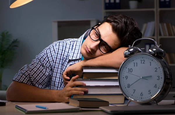 O estudante se preparando para exames tarde da noite em casa — Fotografia de Stock