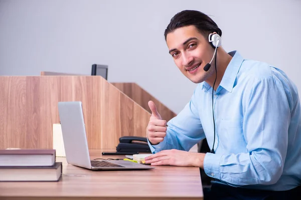 Operador de centro de llamadas trabajando en su escritorio —  Fotos de Stock