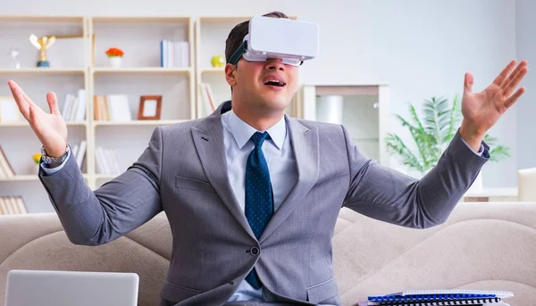 Zakenman met virtual reality bril in moderne technologie co — Stockfoto