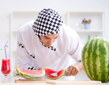 Mutfakta karpuzlu bir erkek aşçı.
