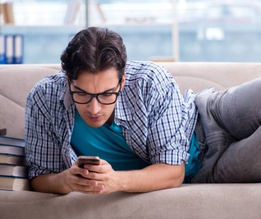 Bilgisayarlı beyaz öğrenci üniversite sınavlarına hazırlanıyor.