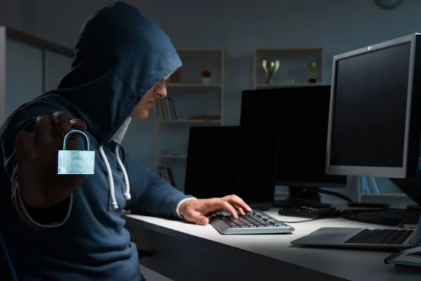 Хакер взламывает компьютер ночью — стоковое фото
