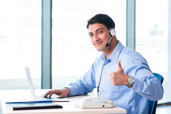 Operador de call center masculino no conceito de negócio — Fotografia de Stock