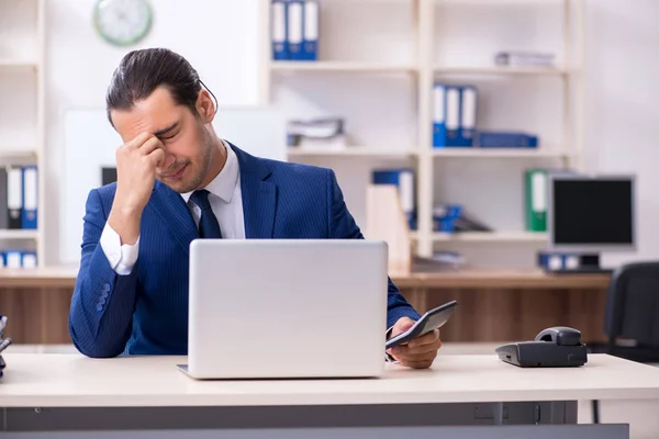 Junger männlicher Geschäftsmann arbeitet im Büro — Stockfoto