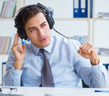 Satış asistanı öğle arasında müzik dinliyor.