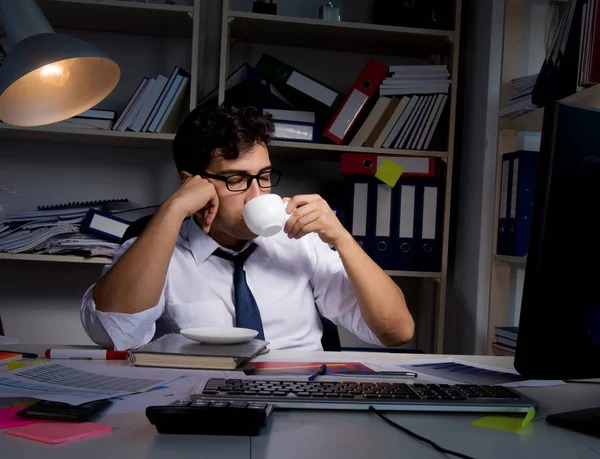 Homem empresário trabalhando até tarde no escritório — Fotografia de Stock