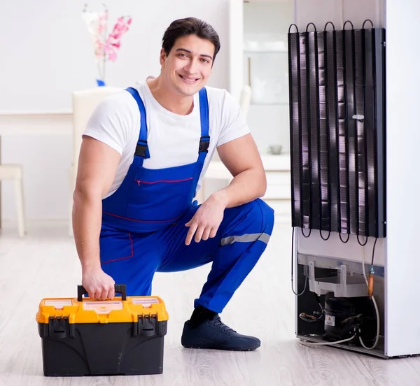 Opravář dodavatel opravy lednice v konceptu DIY — Stock fotografie