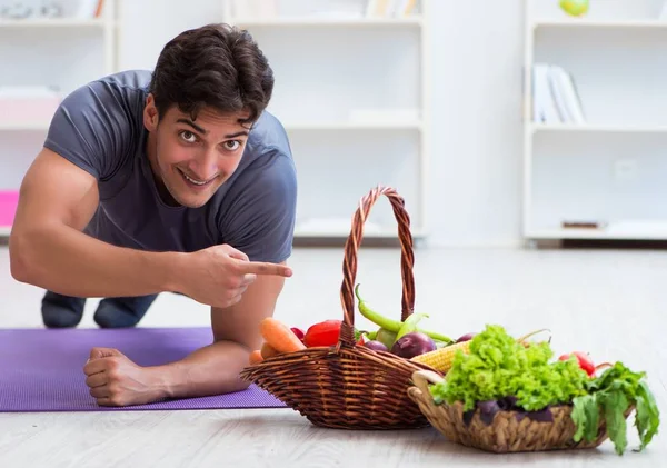 L'uomo promuove i benefici di una sana alimentazione e fare sport — Foto Stock