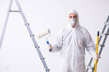 İnşaat alanında çalışan bir ressam.