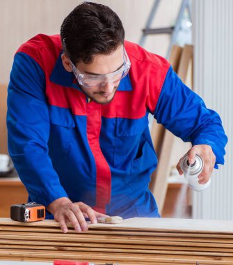 Yooung marangoz boyayla uğraşıyor.