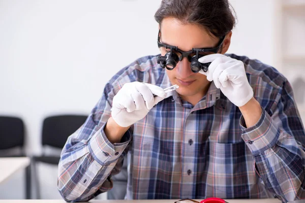 Jonge mannelijke juwelier in werkplaats — Stockfoto