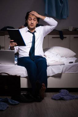 Gece vardiyasından sonra evde çalışan genç bir çalışan.