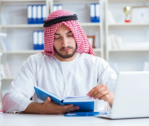 Arabischer Geschäftsmann, der im Büro Papierkram mit einem Pi erledigt — Stockfoto