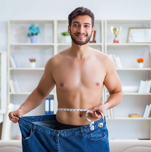 Man i överdimensionerade byxor i viktminskning koncept — Stockfoto