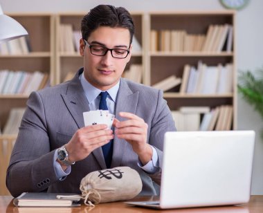 İşadamı işte kumar oynuyor.