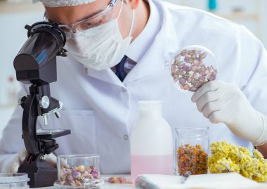 Laboratuvarda parfüm karıştıran bir kimyager.