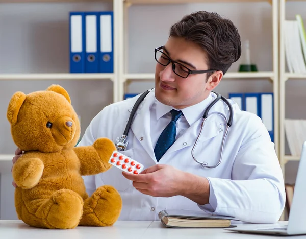 Läkare veterinär barnläkare som håller en undersökning i off — Stockfoto