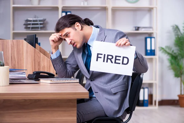 Joven empleado siendo despedido de su trabajo — Foto de Stock