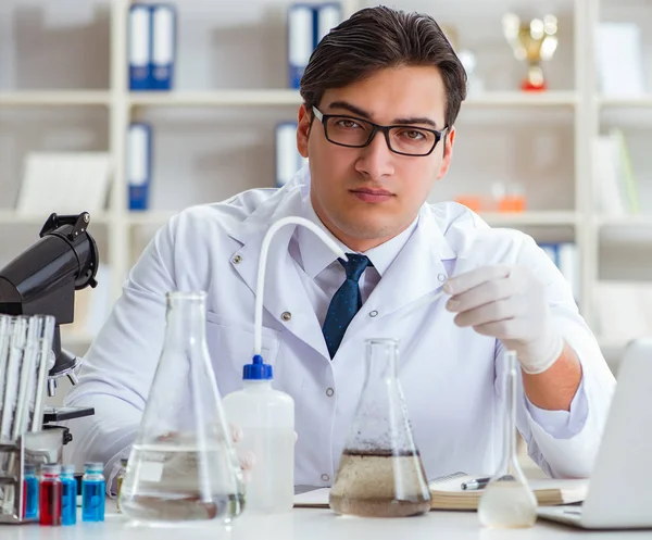 Young researcher scientist doing a water test contamination expe — Stock Photo, Image