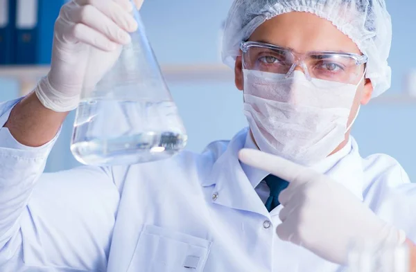 Vrouwelijke wetenschapper onderzoeker voert een experiment uit in een laboratorium — Stockfoto